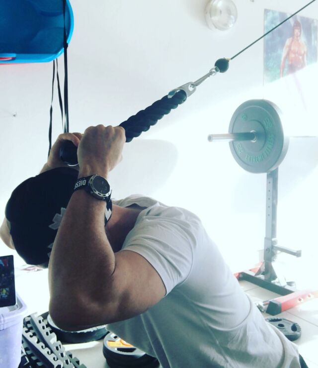 Aujourd’hui entraînement dos et triceps .💪👍🔥

Pour le dos : 💪
-rowing haltères sur banc incliné 
-tirage poulie haute à un bras 
-shrug haltères

Pour les triceps 💪
-extension horizontale à la corde.
-extension  poulie haute prise supination.
- extension unilatérale prise neutre

Encore un bel entraînement que je peux pratiquer au soleil et avec l’air extérieur.🔥😊👍
#sport#coach#fitness#musculation#muscle#triceps#dos#gym#workout#santé#passion#homegym