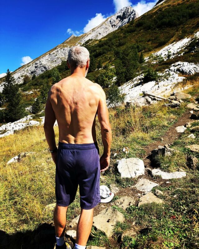 Combe de la grande Forclaz💪

Gravir une combe c’est un chemin automatique vers l’instant présent.

L’instant présent est un élément essentiel de la santé et du bien-être.👍

En sport de haut niveau et même amateur il est primordial pour les compétiteurs afin de prendre un maximum de plaisir.

En plus d’être magnifique et différent à chaque randonnée, gravir une combe est un outil naturel du travail mental.🔥💪👍
#sport#santé#mental#montagne#laclusaz#combe#coach#nature#entrainement#workout